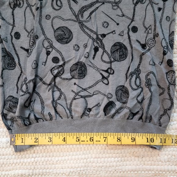 H&M Sewing Knitting Novelty Print Short Sleeve Grey Sweater in Size 6 - Picture 7 of 9
